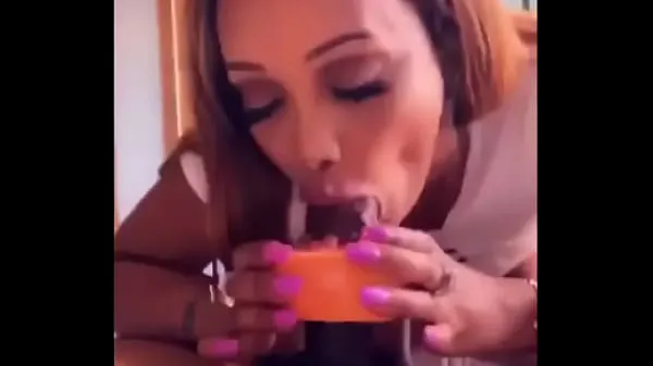 Frisse Sexy latina sucking big dick with grapefruit energievideo's