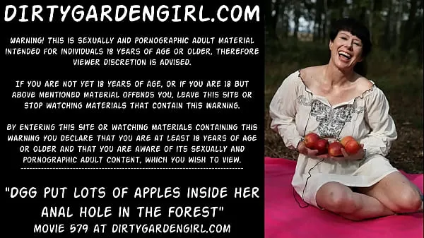 新鮮なDGGは公共の森の彼女の大きな脱出症にリンゴを挿入しますエネルギーの動画
