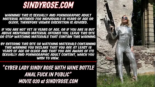 Frisse Cyber lady Sindy Rose with wine bottle anal fuck in public energievideo's