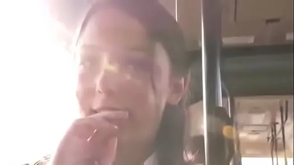 Frisse Girl stripped naked and fucked in public bus energievideo's