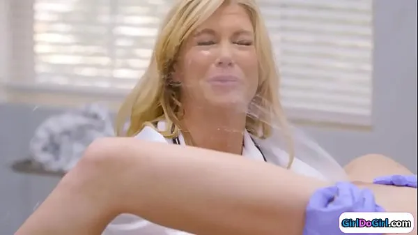 Fersk Unaware doctor gets squirted in her face energivideoer