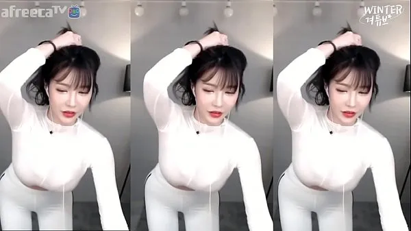 Vídeos sobre Âncora coreana BJ seios grandes de inverno dançando em meia-calça branca de assinatura “喵粑energia fresca