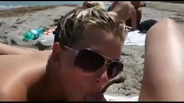 Frisse Witiet gives blowjob on beach for cum energievideo's