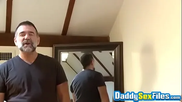 Sveži videoposnetki o Mature gay guy receives sloppy blowjob before analdrilling energiji