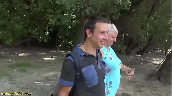 Fersk grandma rough banged on public beach energivideoer