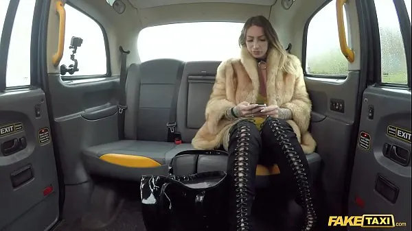 Frisse Fake Taxi Ava Austen rides a big black dildo on the backseat energievideo's