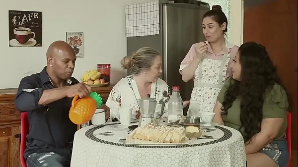 Vídeos sobre THE BIG WHOLE FAMILY - THE HUSBAND IS A CUCK, THE step MOTHER TALARICATES THE DAUGHTER, AND THE MAID FUCKS EVERYONE | EMME WHITE, ALESSANDRA MAIA, AGATHA LUDOVINO, CAPOEIRAenergia fresca