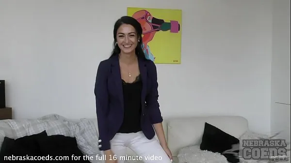 Frisse young spinner egle back and finally jamming her young pussy with a dildo energievideo's