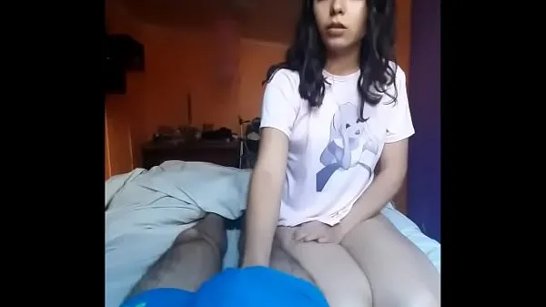 Friss She with an Alice in Wonderland shirt comes over to give me a blowjob until she convinces me to put his penis in her vaginaenergiás videók