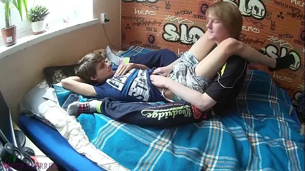 Frisse Two young friends doing gay acts that turned into a cumshot energievideo's