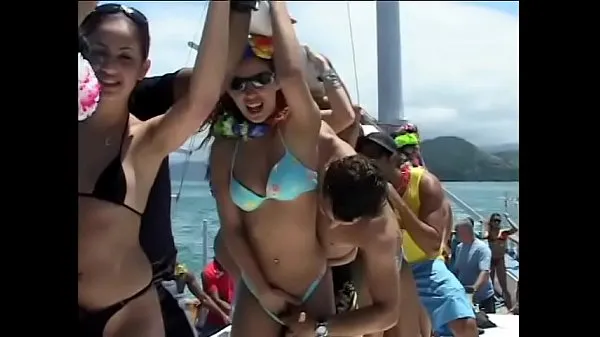 Fersk Naghty sunburnt girls in Hawaiian skirts enjoy neverending group sex orgy on the cruising boat energivideoer