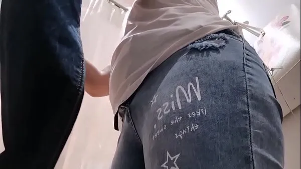 Your slutty Italian tries on jeans while wearing a butt plug in her ass Video tenaga segar