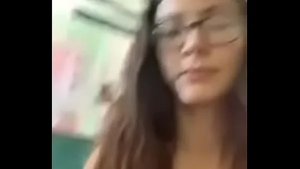 Fersk Nerdy Girl Teasing Her Ass energivideoer