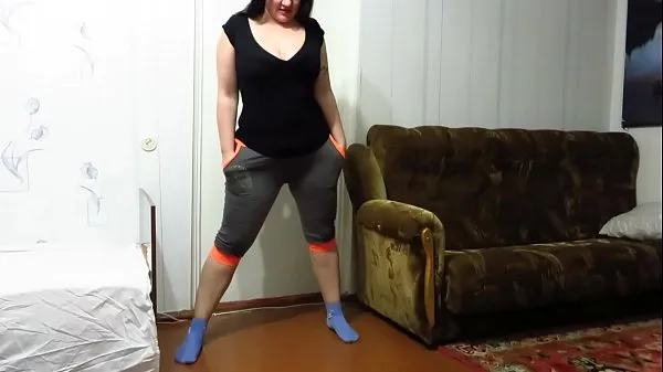 Frisse Busty milf in socks masturbates in different places in the room. Shaved pussy riding a rubber dick and mature vagina orgasm. Homemade fetish energievideo's