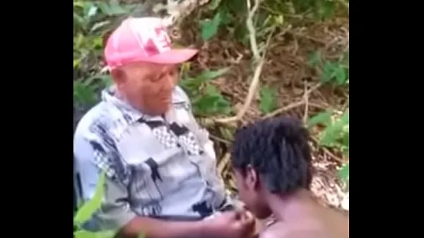 Nya Young man recorded in the jungle energivideor