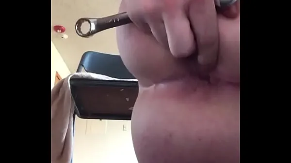 新鲜Fucking my asshole with a wrench on my lunch break能量视频