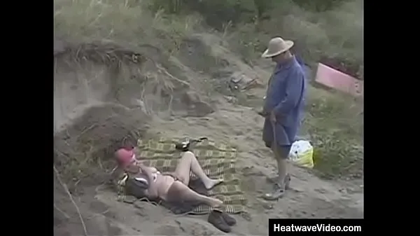 Frisse Hey My step Grandma Is A Whore - Piri - Older gentleman is taking a relaxing walk on the beach when he rounds a corner and is completely shocked to see a old granny masturbating energievideo's