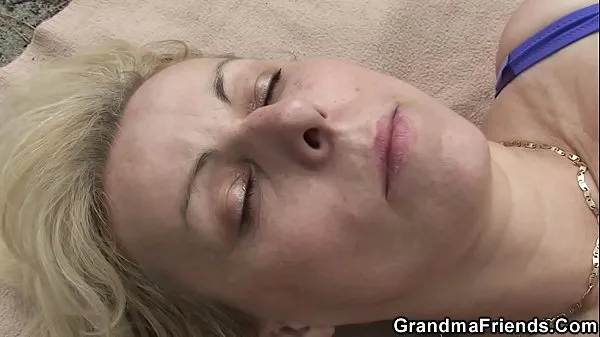 Čerstvé Blonde granny double penetration on the beach energetické videá