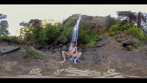 Being alone Calliope couldn't resist having some private time with her pretty pussy by this gorgeous waterfall in this hot 3D Yanks video Video tenaga segar