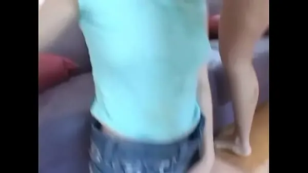 Video di Una bionda magra fa una gola profonda e si fa scopare da tre ragazzi in tutti i suoi fottuti buchienergia fresca