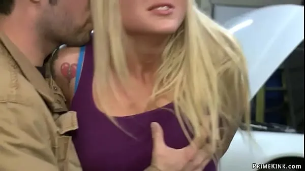 Frisse Busty blonde fucked in car body shop energievideo's