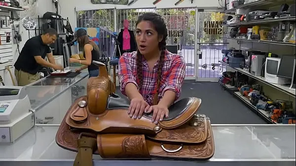 مقاطع فيديو Texas Cowgirl Lexy Bandera Tries To Pawn Her Horse Saddle But Ends Up Pawning Her Pussy جديدة للطاقة