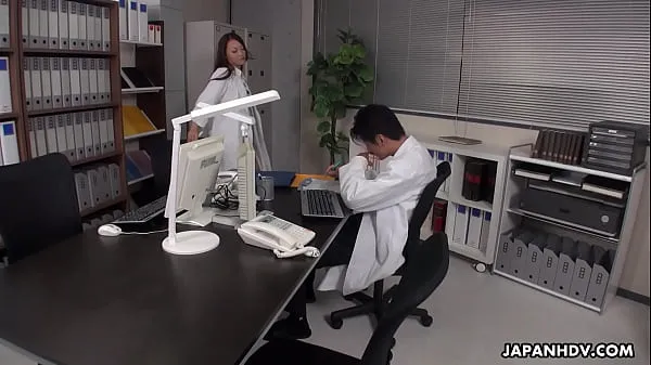 Frisse Japanese doctor, Koi Miyamura sucks dick, uncensored energievideo's