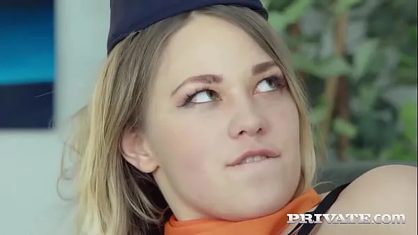 Frisse Blonde Flight Attendant Selvaggia Deep Throats Her Boss energievideo's