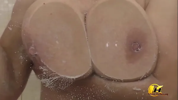 Sveži videoposnetki o Pressed my breasts against the glass and then masturbate with a stream of water energiji