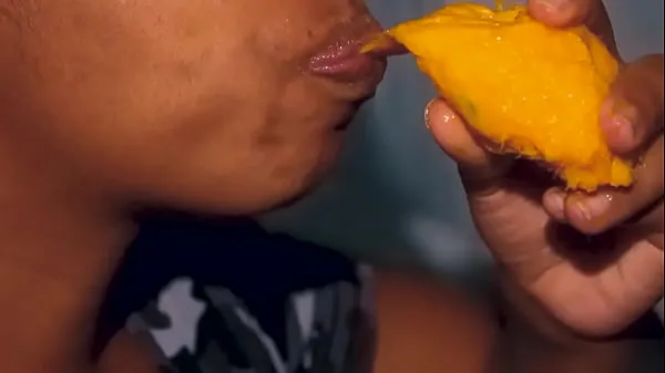 Friske Sexy mouth ebony playing with a mango energivideoer