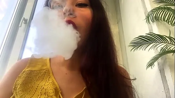 Frisse Beutifull brunette milf cup of wine ,smoke e-sig and play with huge titts energievideo's