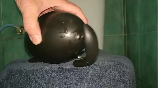 Frisse Monster Butt Plug pumped up to stretch my Ass energievideo's