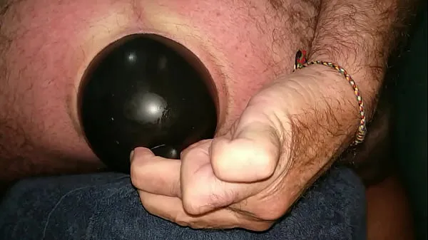 Nuevos Enorme tapón anal inflable deslizándose fuera de mi culo estirado de cerca en cámara lenta vídeos de energía