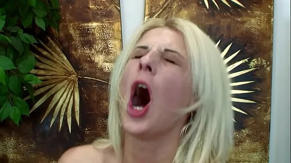 Νέα This beautiful blonde teen shoves her fingers in her pussy until she squirts like a waterfall ενεργειακά βίντεο
