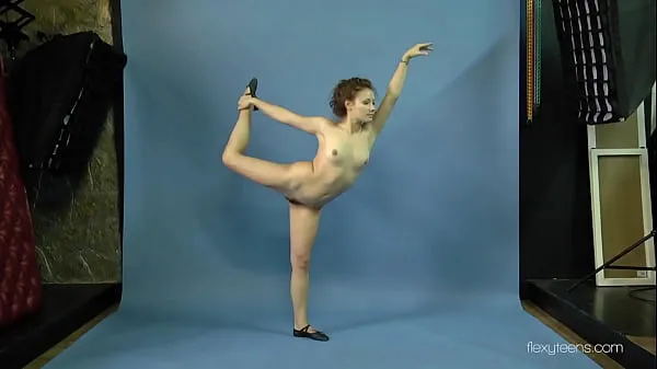 Frisse Watch Mila Gimnasterka spread her legs and do yoga exercises energievideo's