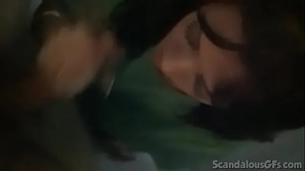Sveži videoposnetki o Sexy Girlfriend Gives Her Boyfriend A Blowjob On The Stairs energiji