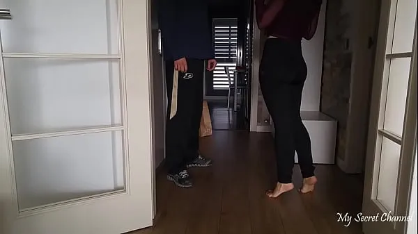 Frisse Girl Paying Delivery Guy energievideo's
