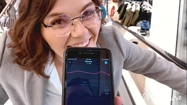 Sveži videoposnetki o Blowjob in the chaning room - shopping in the mall goes wild - She swallows my cum in public energiji
