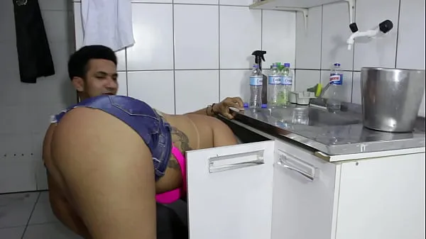 신선한 The cocky plumber stuck the pipe in the ass of the naughty rabetão. Victoria Dias and Mr Rola 에너지 동영상