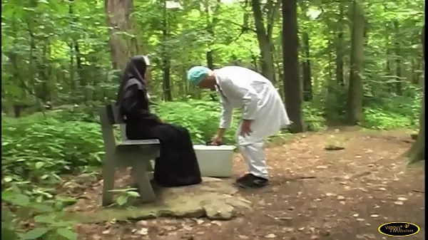 วิดีโอ At the cemetery, a nun doesn't let herself be begged to get fucked by a passing doctor พลังงานใหม่ๆ