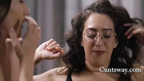 Video về năng lượng Kama Sutra Instructor Fucks Every Woman That Comes Over tươi mới