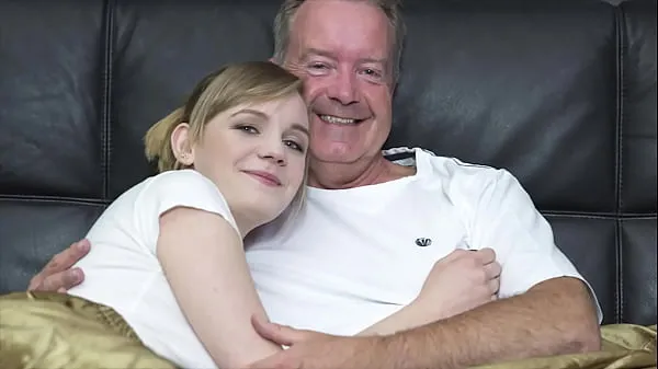 Friss Sexy blonde bends over to get fucked by grandpa big cockenergiás videók