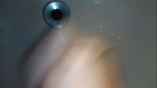 Frisse cumming in the sink energievideo's