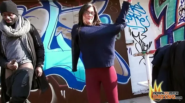 Frisse PublicSexDate - Nerdy Slut Lullu Gun Interracial Outdoors Threesome energievideo's