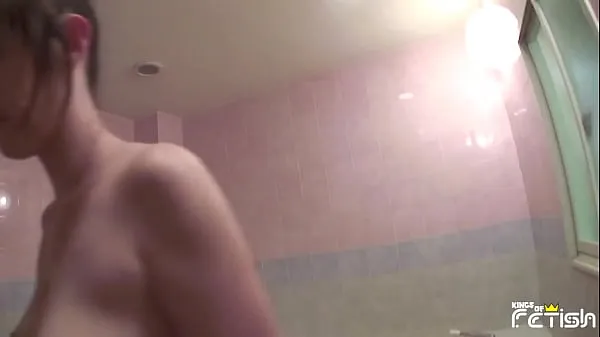 Friske Busty Japanese girl takes a hot shower and gets dressed energivideoer