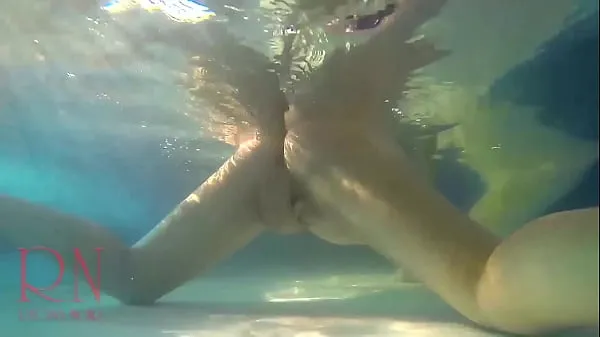 Frisse Underwater pussy show. Mermaid fingering masturbation 1 energievideo's