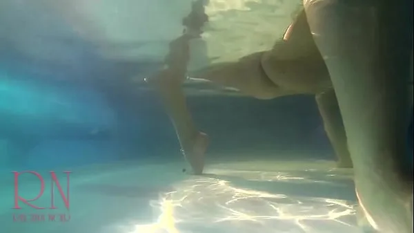 Elegant and flexible babe, swimming underwater in the outdoor swimming pool Video tenaga segar
