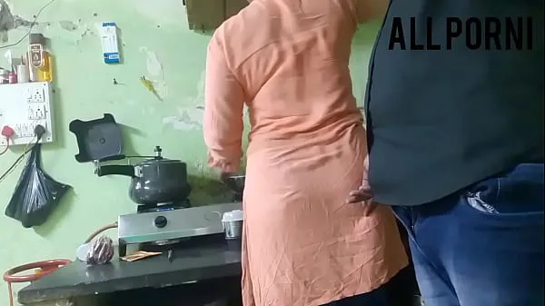 Индийский отчим трахает невестку во время готовки