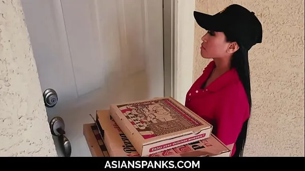신선한 Poor Little Asian Stuck at Windows after Delivering a Hot Pizza [UNCENSORED 에너지 동영상