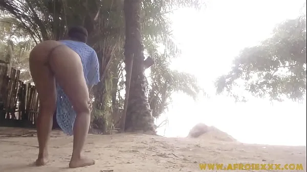 Nya Black girl teasing on the beach energivideor